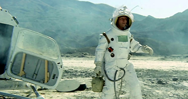 Lo cierto es que en ocasiones los diálogos son tan rimbombantes y chulescos que parece que estemos asistiendo a un monólogo de los que ha dado fama y prestigio a Leo Harlem o a un programa de televisión tipo Bricomanía el-astronauta-3