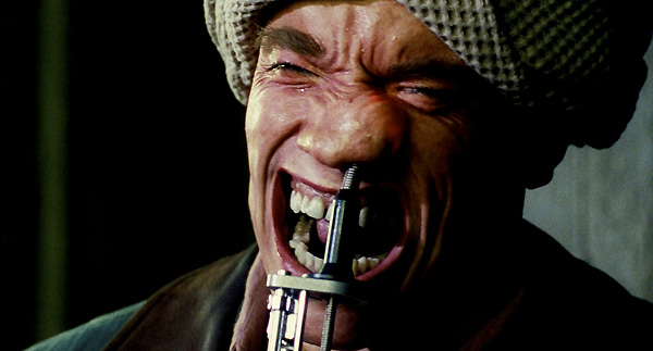 Precisamente esa sensación de artificio e impostación que se extiende por todo el filme tiene mucha relación don el humor y la ironía entendidos como claves esenciales de la película. desafio-total-16