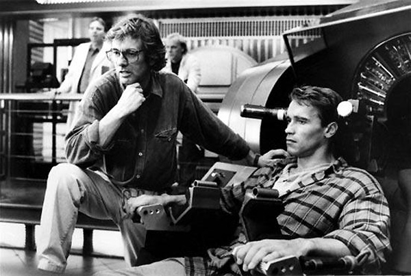 Paul Verhoeven dirigiendo a Arnold Schwarzenegger desafio-total-19-verhoeven