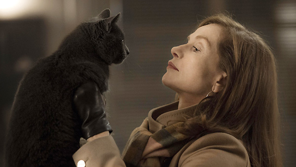 Para más inri, el final de la oscura secuencia se ofrece al espectador desde la mirada impasible del gato de la protagonista, testigo mudo —como nosotros— de los hechos acaecidos elle-2