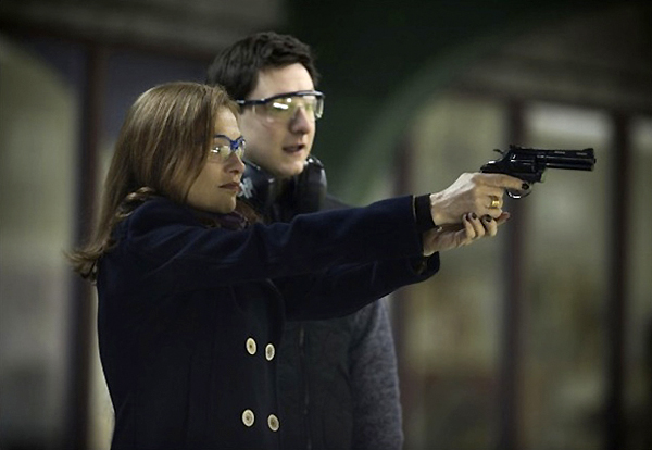 El acosador desvelado le habrá servido de instructor en el dominio de las armas (incluso en el uso de la mágnum 44, el arma —otro guiño— preferida de Harry el sucio). elle-6