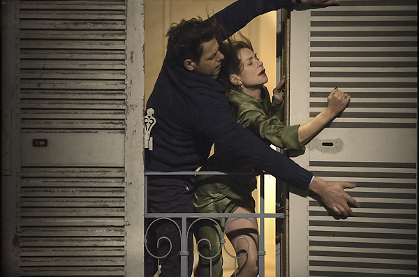 Isabelle Huppert se desenvuelve como una especie de magnética femme fatale que atrae, sin proponérselo, a toda una recua de personajes masculinos elle-7