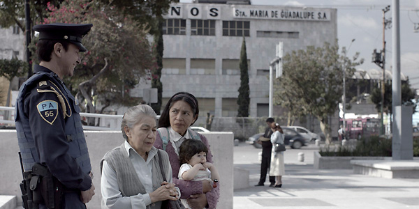 El abandono —tanto por su familia como por el Estado— en que se encuentran los dos personajes remite a un sistema económico y político cuyos gobiernos no resuelven los problemas de los ciudadanos a los que supuestamente representan tamara-y-catarina-2