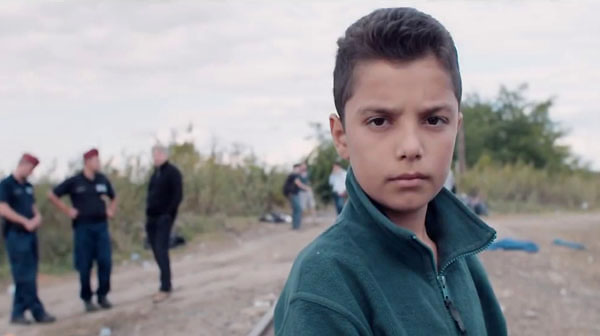 Las imágenes de campos de refugiados hacinados, donde apenas hay posibilidad de comer o de lavarse, se hace más patente cuando se une a esas voces infantiles que de manera inocente intentan explicar lo que les está pasando nacido-en-siria-2