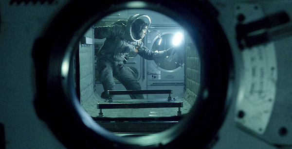 Este nuevo trabajo de Daniel Espinosa no será recordado como una de las mejores películas de ciencia ficción de nuestro tiempo, si tenemos en consideración que las películas de este género envejecen mal por el lado visual, imaginemos si el guión no es de calidad life-3