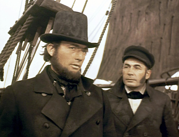 De la labor del máximo responsable de El hombre que pudo reinar y El tesoro de Sierra Madre no cabe sino aplaudir cómo maneja a sus actores con respecto a la cámara moby-dick-17