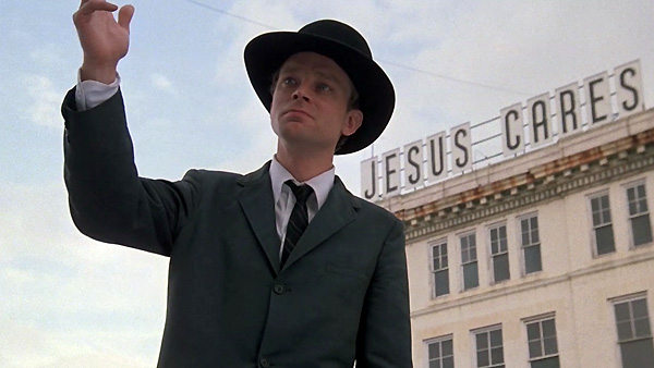 En definitiva, estamos ante una auténtica rara avis dentro de la filmografía de John Huston. Un trabajo que algunos entusiastas aplauden a rabiar mientras otros lo aborrecen sin redención posible. wise blood-6