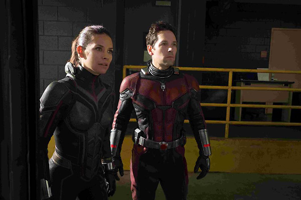Sobran muchos minutos de la historia paterno filial entre Scott y su hija, pero además falta desarrollo en la principal línea argumental del rescate de Janet Van Dyne (Michelle Pfeiffer) en el mundo cuántico antman-avispa-3