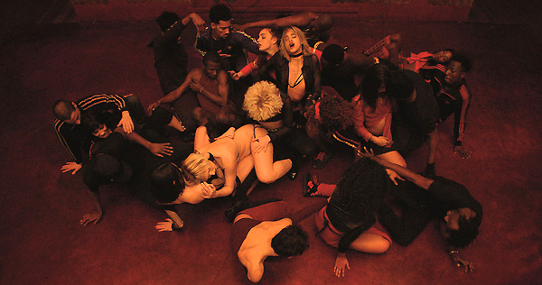 Seguramente Gaspar Noé no sea uno de los directores de cabecera de muchas personas, pero es sin duda un gran cineasta. climax-2