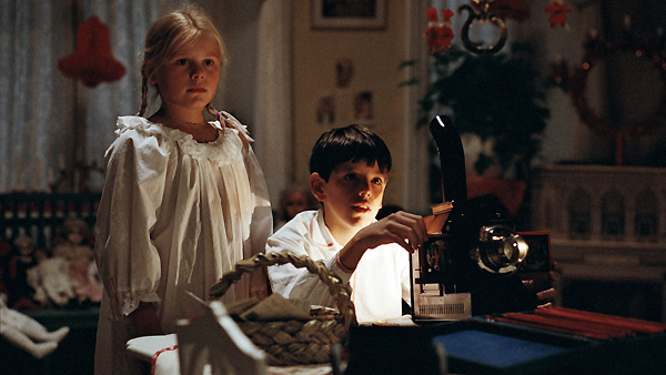 Fantasías que para Alexander supondrán la muerte de lo oscuro y retrogrado y el triunfo de la luces y la alegría de vivir. fanny y alexander-82
