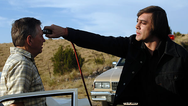 En No es país para viejos encontrarán referencias al western, a la road movie, a las constantes que rigen el cine negro, pero, en realidad, sólo están ahí para demostrar que ya no sirven, que la lógica que las regía ha sido devastada por el único genero posible: el terror. no country for old men-4