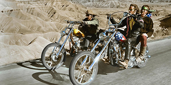 Easy rider es una de las más famosas road movies de la historia del cine. En realidad se trata de un western moderno donde los caballos son sus sustituidos por motocicletas Harley Davidson. easy-rider-11