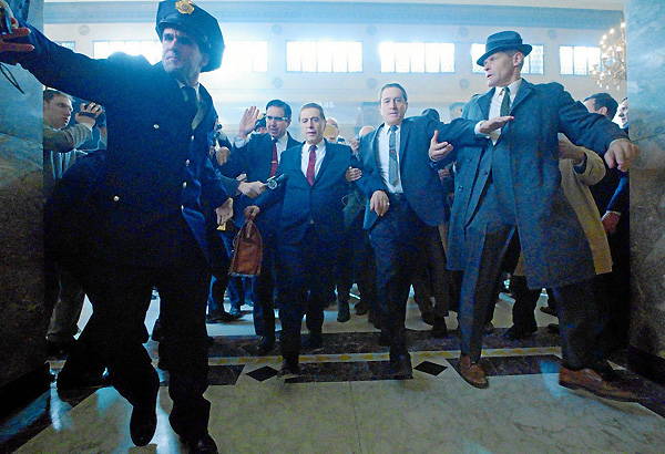 Frank-De Niro se erige, voz en off mediante, en narrador interno, unas veces protagonista, otras testigo del relato, mecanismo este caro a Scorsese y que ya utilizó en Casino el-irlandes-3