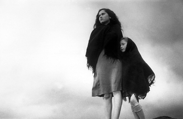 El dramatismo de la escena, que posee la huella de Eisenstein, la angustia por el destino de los hijos, se subraya por medio de los vestidos negrísimos de las mujeres, en una de las escenas más emblemáticas de La terra trema y de la historia del cine la terra trema-3