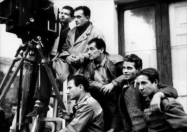Luchino Visconti durante el rodaje de 'La terra trema' la terra trema-5-visconti