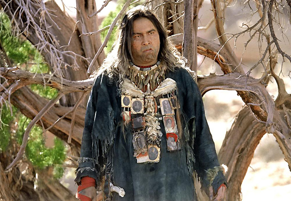 Tommy Lee Jones hace muy pulcramente su rol de blanco reconvertido indio, con miradas, gestos y registros expresivos que sintonizan con el espectador. desapariciones-4