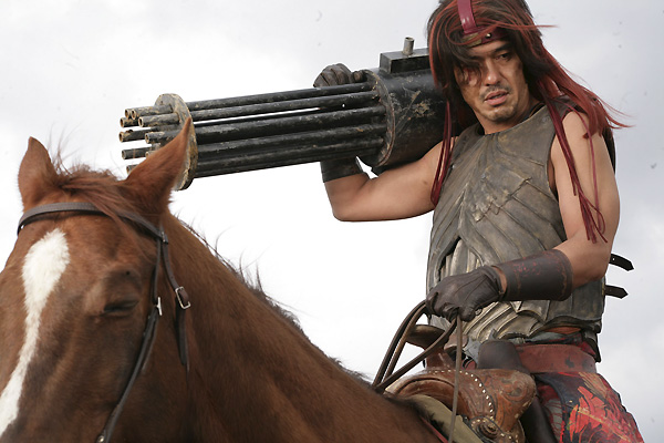 Si se limpia del polvo de los escenarios occidentales, esta película es en todos los aspectos una comedia sukiyaki-western-django-3
