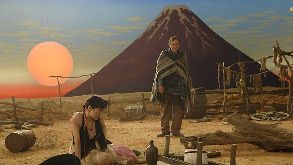 Tarantino tiene una aparición especial como amante del animé y el manga sukiyaki-western-django-4