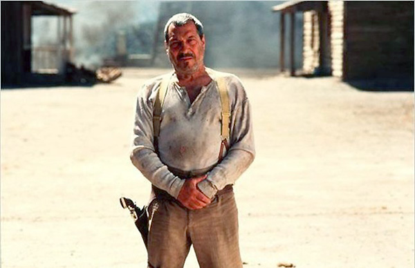 En cierta medida, Álex de la Iglesia homenajea a Sancho Gracia en 800 balas. Cine dentro del cine. Homenaje dentro de homenaje. Herramientas artísticas muy fellinianas 800-balas-3