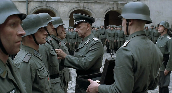 En resolución, film crudo, sangriento, terrorífico, que muestra la guerra tal como es en toda su dureza, brutal y despiadada, lo cual se da en ambos bandos; una confrontación que muestra el lado más humano del combatiente, donde los jóvenes solados lloran y se aterran ante su fatal destino. stalingrado-2