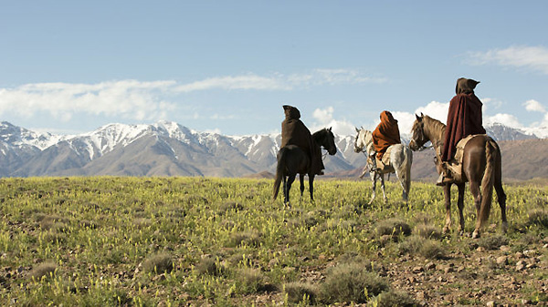 La realización de la película fue especialmente complicada, dado el terreno escarpado del Atlas y las condiciones climáticas extremas, por lo que fue un gran acierto de Laxe rodearse de amigos y conocidos mimosas-2