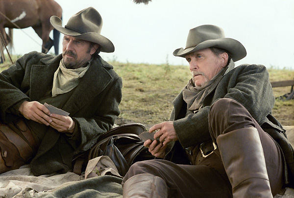 Hay dos partes claramente señaladas en el filme, que se corresponden con la presentación de los personajes y el enfrentamiento en el duelo open-range-2