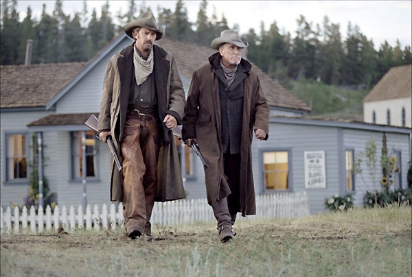 El plato fuerte del filme es el duelo. Nada que ver con Ford o con Mann. Tampoco con Leone o Peckinpah, aunque, sin duda, está más cerca de estos últimos open-range-3