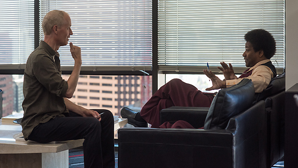El director Dan Gilgory con el protagonista, Denzel Washington roman-j-israel-dan gilroy