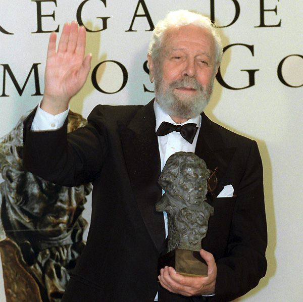 “Calabuch puede que sea la primera película que critica la civilización atómica”, pero Truffaut en su época de crítico dijo que viendo esta película uno piensa que la bomba atómica debería arrojarse, pero sobre la cabeza de su director: ¡este tío es la bomba! berlanga-5