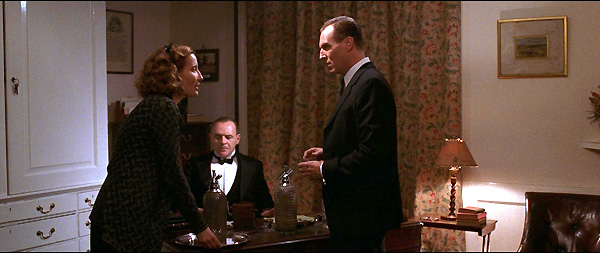 ¿Cómo un ser educado, afable, pacífico como Lord Darlington pudo dar cobertura al movimiento nazi? La película no intenta justificar el comportamiento. Al revés, de forma sutil, artística, no dogmática, se critica todo el apoyo que los nobles ingleses ofrecieron a Hitler en los años 30 lo-que-queda-del-dia-13