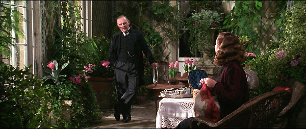cuando James Ivory se hizo con las riendas del proyecto volvió a apostar por los intérpretes que habían deslumbrado a crítica y espectadores en Howards End (1992): Anthony Hopkins y Emma Thompson. Los dos bordan sus papeles de mayordomo y de ama de llaves. lo-que-queda-del-dia-14