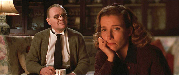 Ivory decidió adaptar a continuación la novela de Kazuo Ishiguro, Los restos del día (1989). Para ello contaría con la misma pareja protagónica con la que había trabajado en Howards End: Anthony Hopkins y Emma Thompson lo-que-queda-del-dia-4