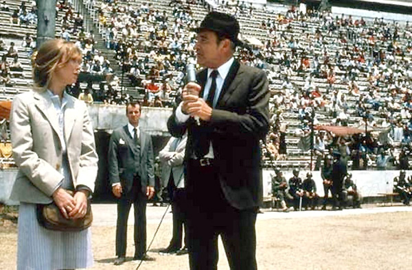 Uno de los espacios más relevantes de la película es el Estadio Nacional, en Santiago. Se trata de uno de los principales centros de detención y tortura de la dictadura pinochetista. Allí, son encarcelados David y Frank. missing-10