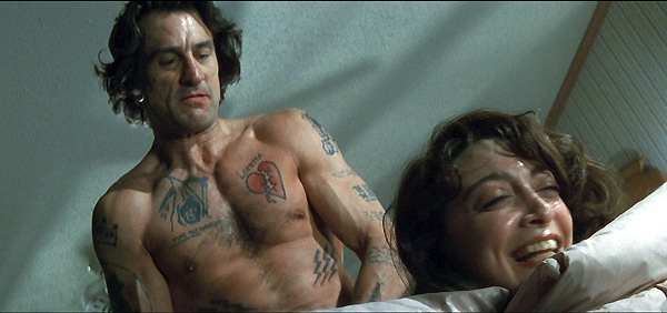 Max Cady (De Niro en El cabo del miedo), ese endiablado ex convicto que se oculta tras la verdad y la justicia mediante su irónica sonrisa, para juzgar al incompetente abogado que le defendió, llevando a su familia a situaciones extremas. violentos-1