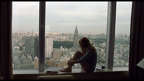 Me parece que uno puede agotar los calificativos con este film sencillo como una palabra y complejo a la vez, serio e irónico. lost-in-translation-1