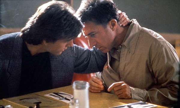 Cabe además la lectura de que el film Rain Man es una especie de road movie en la que dos hermanos, que se desconocían, recorren un largo viaje físico y espiritual que tiene sus beneficios para ambos y una enseñanza importante para el espectador rain-man-3