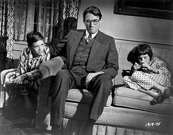 Basada en la prodigiosa novela de Harper Lee, la película de Mulligan supone una de las cimas fílmicas del cine estadounidense de comienzos de los 60, al nivel de El apartamento (1960), de Wilder, o ¿Qué fue de Baby Jane? (1962), de Aldrich. matar-a-un-ruisenor-3