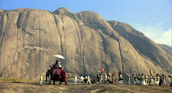 Se trata de una adaptación de una novela del escritor inglés E. M. Forster (1870-1970), en la época en que la India era aún una colonia británica pasaje-a-la-india-4