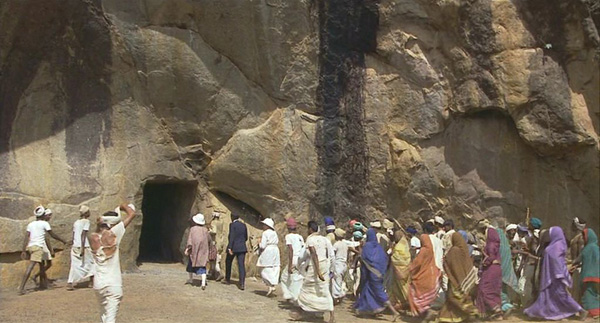 Lo que ocurre es que Lean, más que entrar al asunto antropológico y de la idiosincrasia india, se mete en un drama judicial, restando parte del espíritu de lo que sin duda pretendía y que sólo a medias consigue. pasaje-a-la-india-5