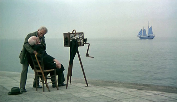 Cuando Angelopoulos, en La mirada de Ulises, reconstruye acciones a partir de cuadros de Magritte está incorporando estos teoremas de la pintura en el campo gnoseológico del cine la-ventana-ulises