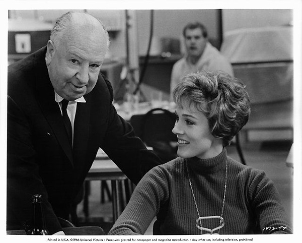 Hitchcock dirigiendo a Julie Andrews en Cortina rasgada cortina-rasgada-5