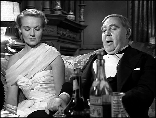 El magnífico papel de Charles Laughton, que interpreta al rijoso juez Horfield,incluido el inserto del plano detalle del hombro desnudo de Ann Todd que despierta la libido del juez. el-proceso-paradine-5