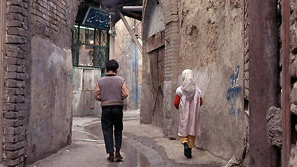 El filme trata un drama infantil en el que dos hermanos en edad escolar pasan por un trago amargo, para las precarias condiciones que viven ninos-del-paraiso-2