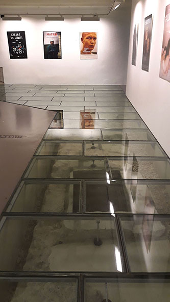 Exposición de carteles en el Octubre, Centro de Cultura Contemporánea... sobre la muralla medieval cinema-jove-101