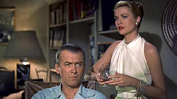 Para salvar la diferencia de edad entre Grace y Stewart se procedió a maquillarle para hacerle parecer más joven. Stewart recordó siempre con entusiasmo el rodaje del filme rear-window-109