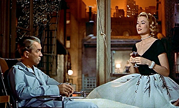 Tanto Grace Kelly como James Stewart habían trabajado en una película de Hitch. Grace en la ya citada Crimen perfecto y Stewart en La soga. rear-window-116