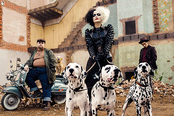 Las comparaciones con Joker (2019) son, en este sentido, odiosas: la película de Gillespie parece una versión de todo a cien de la de Phillips, y lo que la cruel epopeya del norteamericano detallaba delicada y prolijamente, la caricatura amable del director australiano simplemente lo da por supuesto  cruella-3