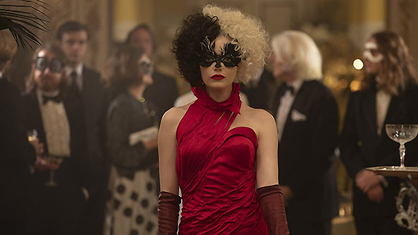 El apartado visual es, desde luego, muy sugerente. Las creaciones de Cruella, que incluyen la alta costura y su puesta al servicio de las gamberradas más epatantes, constituyen sin duda lo mejor cruella-4