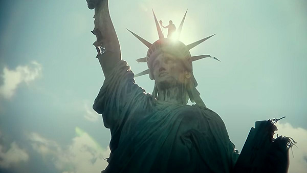 A Snyder, como director de fotografía, lo que le encanta es filmar contraluces al ralenti e incluir en sol en todos los planos que puede ejercito-de-los-muertos-7