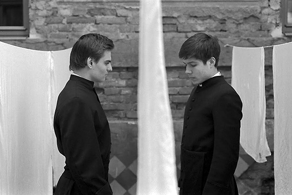 Las sotanas son los uniformes que resultan un imán, más que un repelente, para el feroz apetito estatal y represivo siervos-1